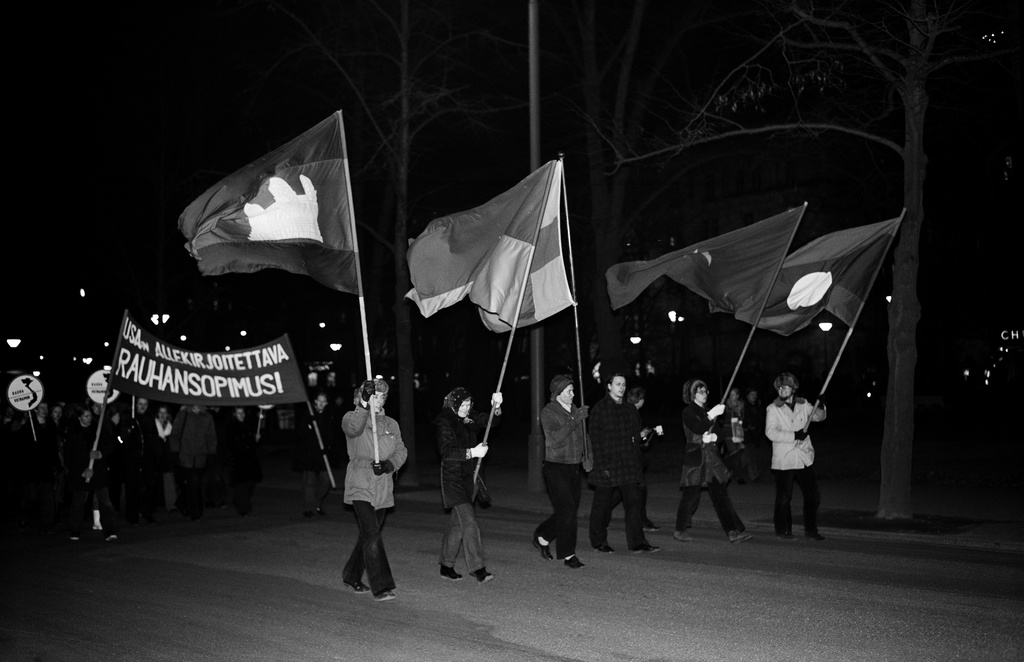 Mielenosoitus Vietnamin sodan lopettamiseksi. Mielenosoittajat Pohjoisesplanadilla.