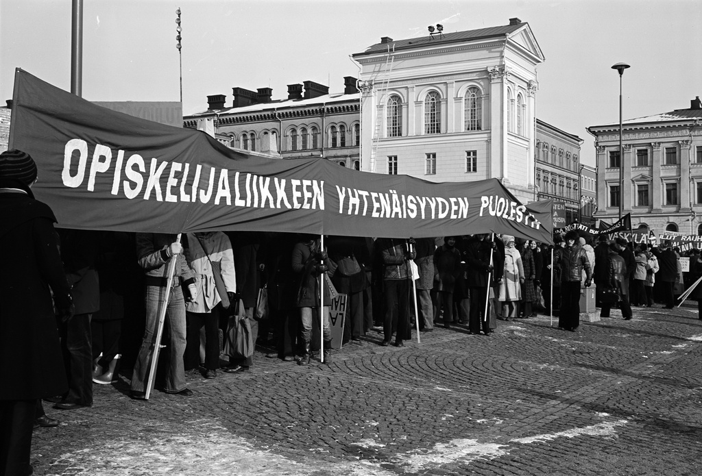 In order to reform the administration of higher education institutions, a demonstration moves from the Senate to the House of Representatives.