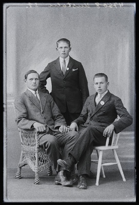 Grupp mehi, vasakul Leppik, keskel Uustalu.  similar photo