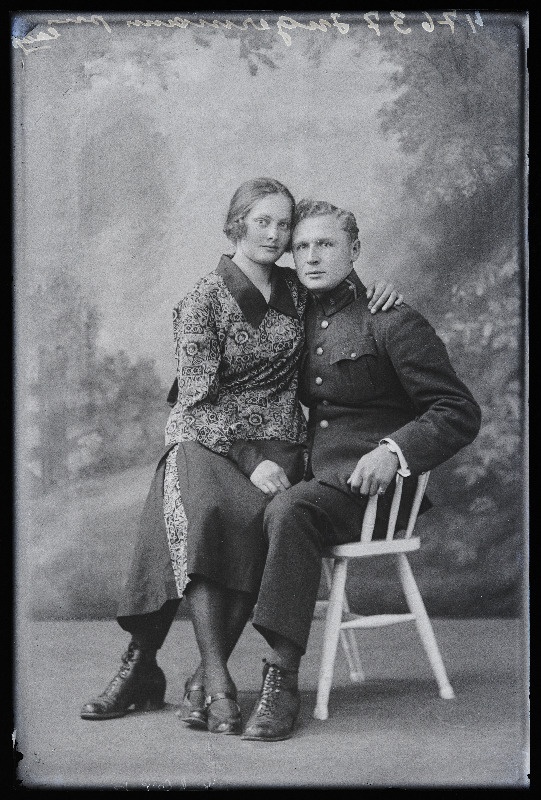 Sõjaväelane Ingermann naisega.