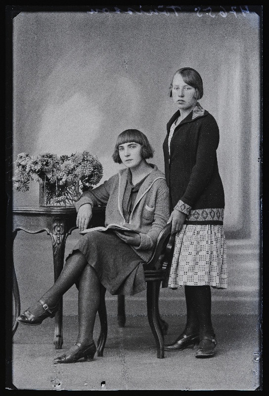 Kaks neiut, (foto tellija Tõnisson).