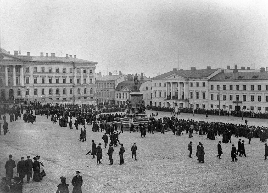 Big strike 30.10 - 6.11.1905: Square of the Red Card at the Senate.