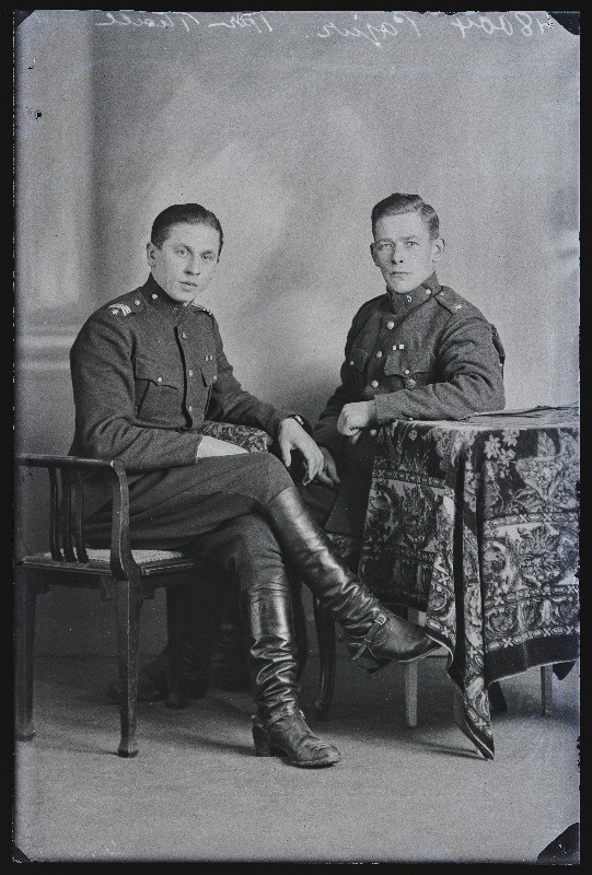 Kaks sõjaväelast, (foto tellija Pajur).