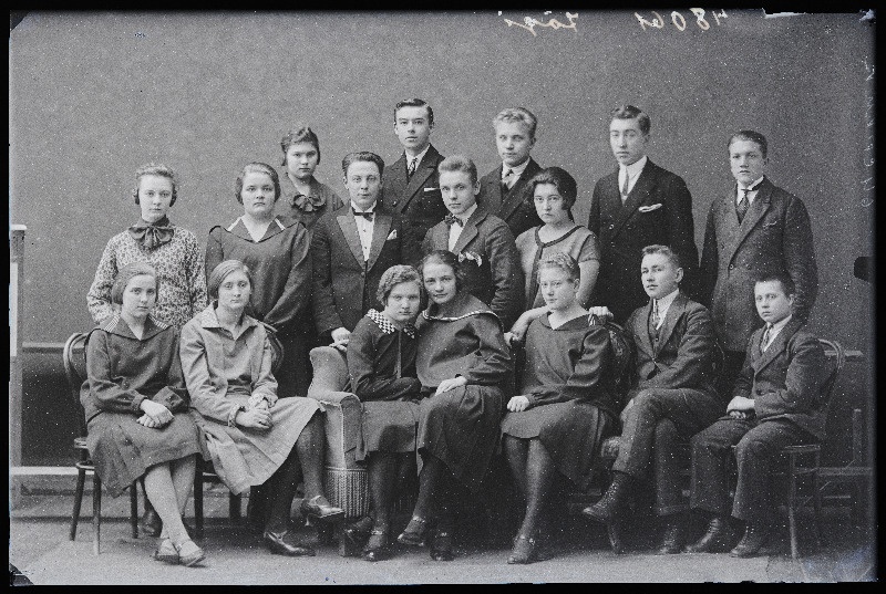 Grupp kooliõpilasi, (foto tellija Jõgi).