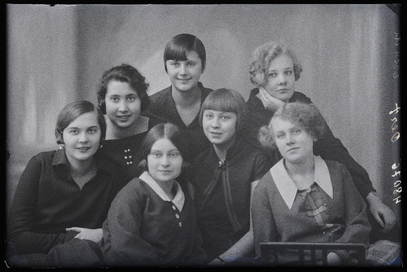 Grupp neiusid, (foto tellija Oert).