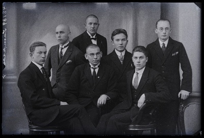 Grupp mehi, (foto tellija Lampson).  similar photo