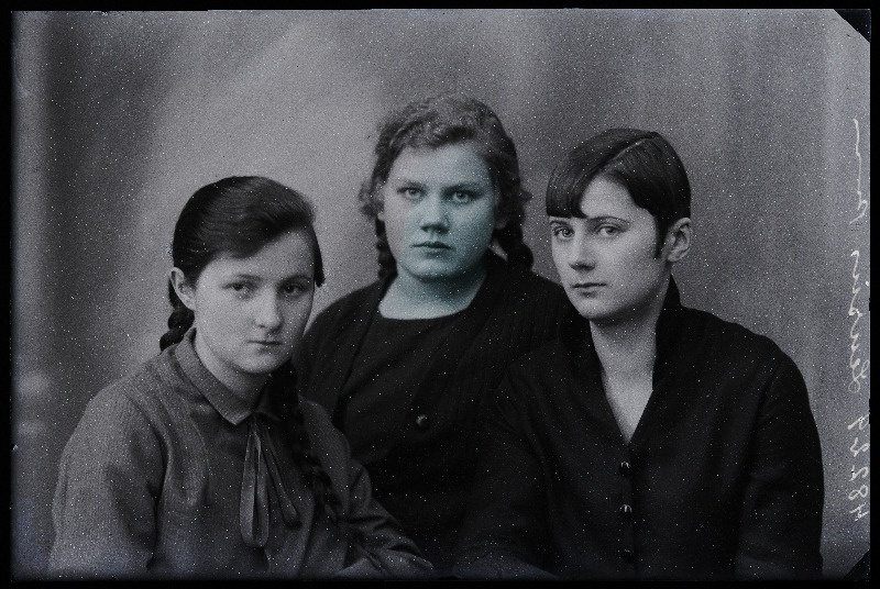 Grupp neiusid, (foto tellija Lensin).