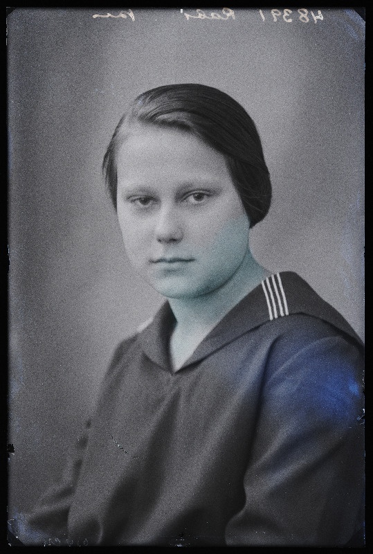 Viljandi Eesti Haridusseltsi Tütarlaste Gümnaasiumi õpilane Rabi.