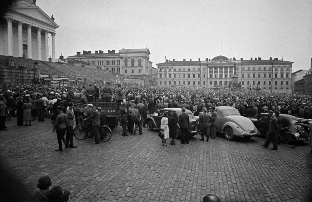 Memorial event for the people who died in the Kemi strike at the Senate, the public and cars on the Union Street.