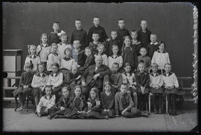 Viljandi Eesti Haridusseltsi Tütarlaste Gümnaasiumi II ja III algkooli klass.