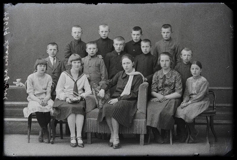 Laatre Algkool õpilased ja õpetajad, (foto tellija prl Karist).
