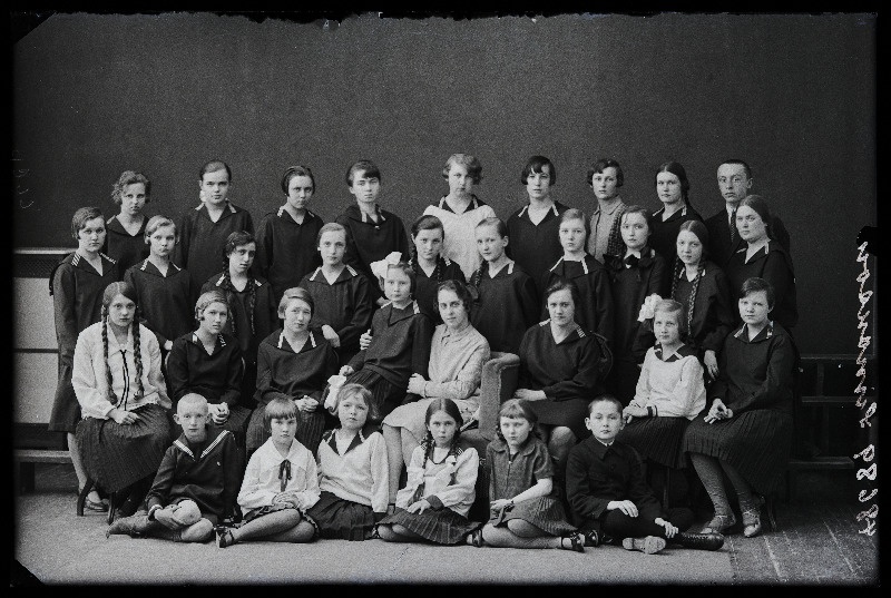 Grupp Viljandi Eesti Haridusseltsi Tütarlaste Gümnaasiumi õpilasi, (foto tellija Simonson).