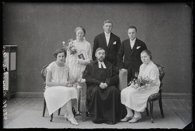Viljandi Jaani koguduse (linnakoguduse) leer: I reas vasakult 1. Märtson [Martson], 2. pastor August Osvald Westren-Doll, 3. Järv; II reas vasakult 1. Vihvelin, 2. Rätsep, 3. Sester.  similar photo