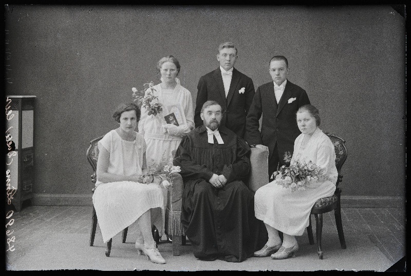 Viljandi Jaani koguduse (linnakoguduse) leer: I reas vasakult 1. Märtson [Martson], 2. pastor August Osvald Westren-Doll, 3. Järv; II reas vasakult 1. Vihvelin, 2. Rätsep, 3. Sester.