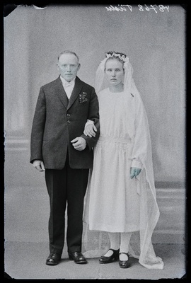 Noorpaar, Hans Tiido [Tiidu] abikaasaga.  duplicate photo