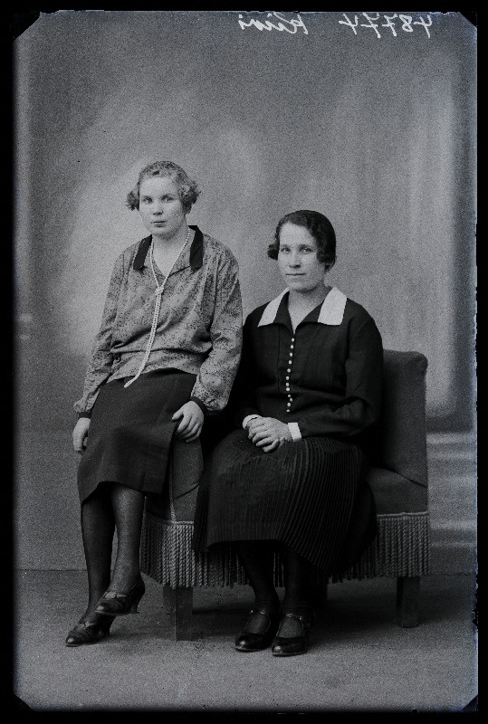 Kaks naist, (foto tellija Kivi).