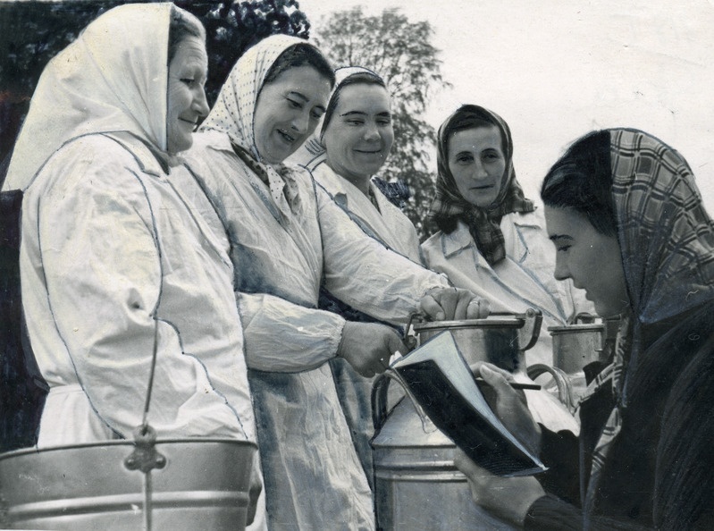 Kolhoosi parimad lüpsjad (vasakult paremale) Ü.Pustus, E.Kadajas, A.Pelk ja M.Reisalu.Paremal kolhoosi zootehnik Helgi Hansson