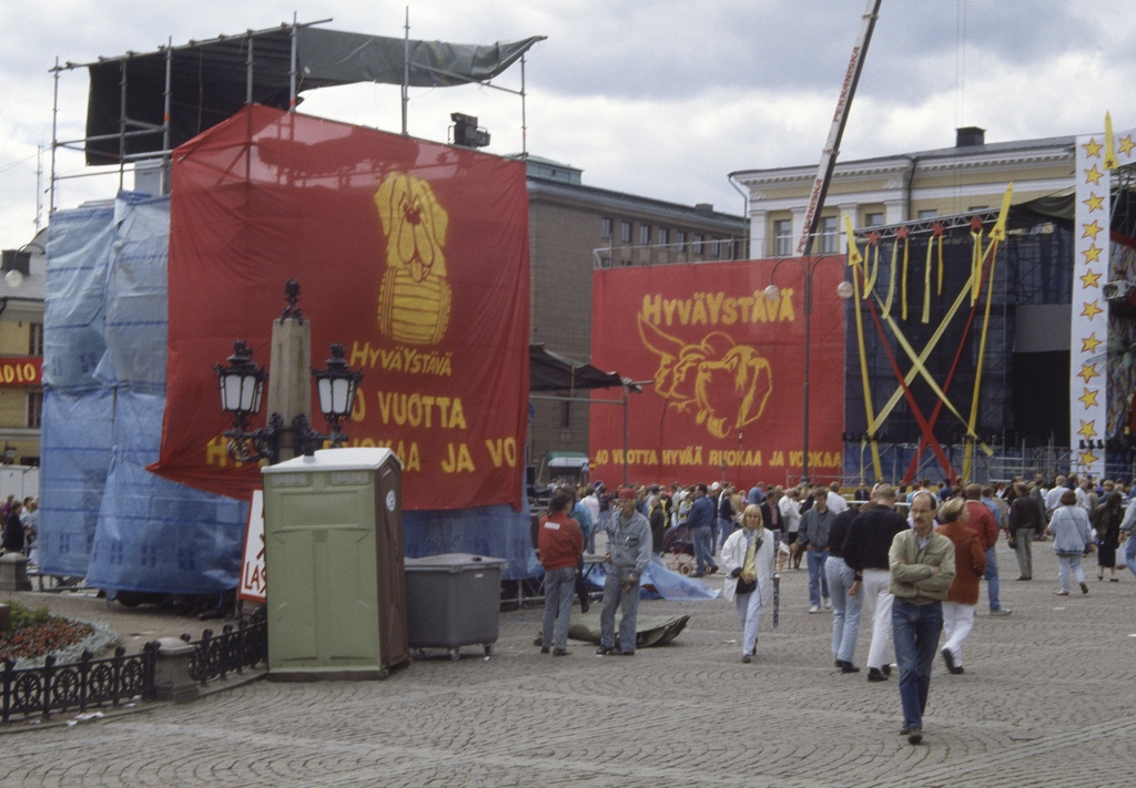 Leningrad Cowboys and the Red Army Choir Total Balalaika Show concert show and sound tower will be set up at the Senate's Office on Helsinki Day 1993