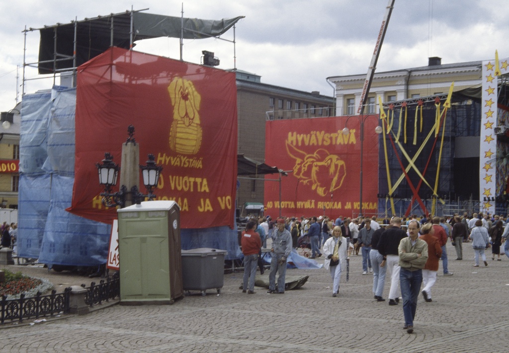 Leningrad Cowboys -yhtyeen ja Puna-armeijan kuoron Total Balalaika Show -konsertin esiintymislavaa ja äänenmiksaustornia pystytetään Senaatintorilla Helsinki-päivänä 1993