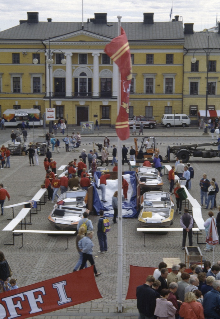 Leningrad Cowboys -yhtyeen ja Puna-armeijan kuoron Total Balalaika Show -konsertin esiintymislavaa pystytetään Senaatintorilla Helsinki-päivänä 1993. Taustalla Aleksanterinkatu 20.