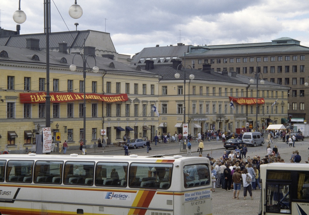 Leningrad Cowboys -yhtyeen ja Puna-armeijan kuoron Total Balalaika Show-konserttia valmistellaan Senaatintorilla Helsinki-päivänä 1993. Taustalla Aleksanterinkatu 22, 24