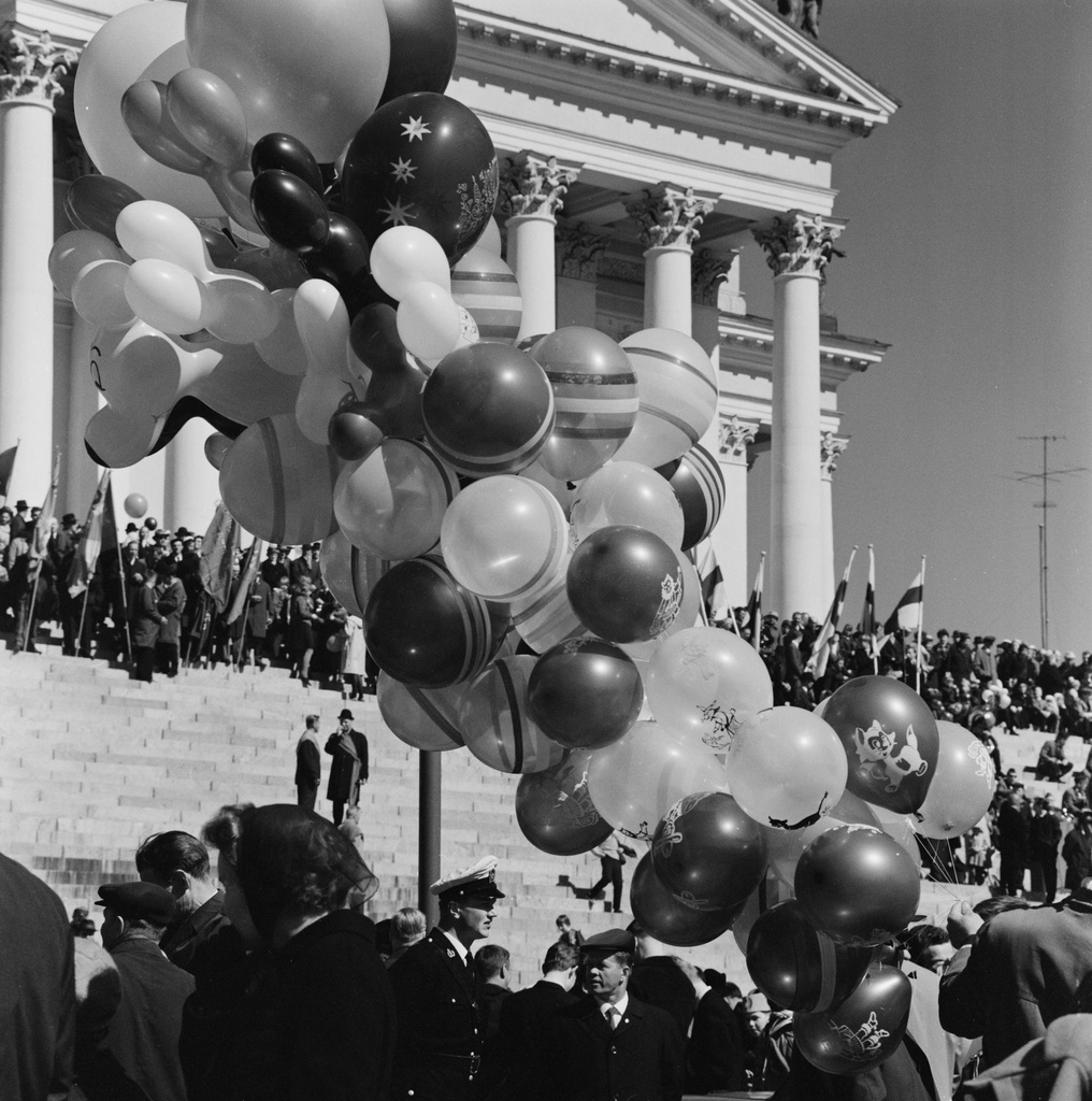 Air balloon dealer at the Communist fountain at the Senate.