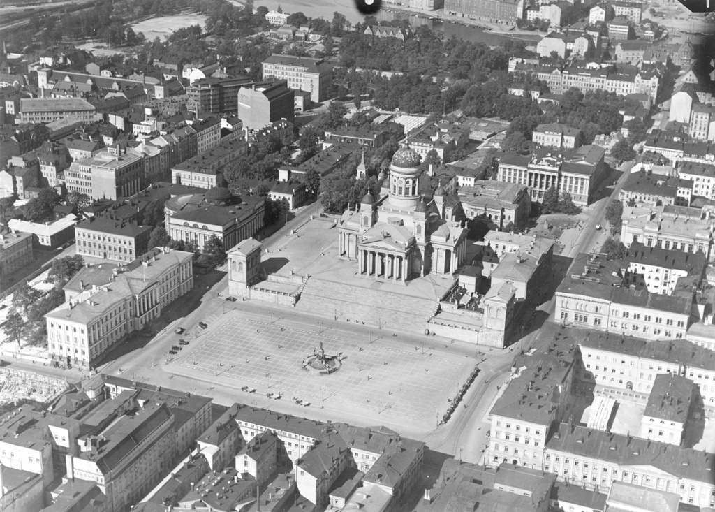 Senateinor: on the left the main building of the University and the library of the University, in the middle of the Great Church (The Church of Fine), on the right the House of the Council of State, on the front Aleksanterinkatu 20, 22, 24, 26, 28