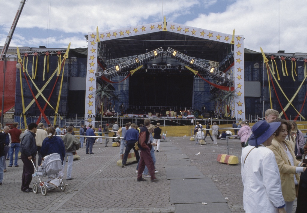 Leningrad Cowboys -yhtyeen ja Puna-armeijan kuoron Total Balalaika Show -konsertin esiintymislavaa pystytetään Senaatintorilla Helsinki-päivänä 1993