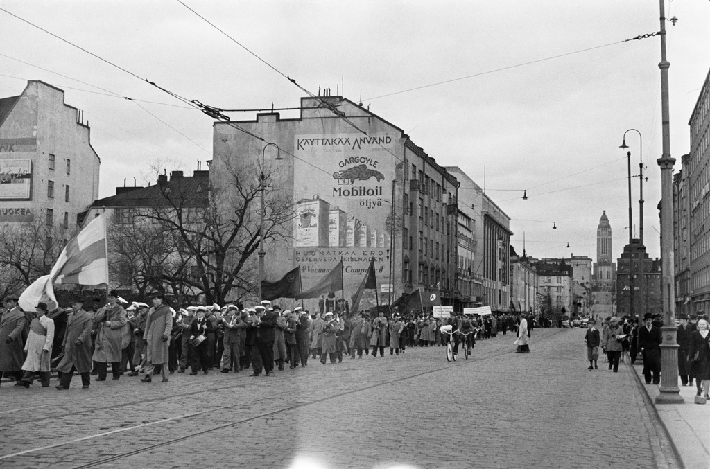 Vappukulkue Pitkälläsillalla matkalla Senaatintorille vasemmiston yhteiseen vappujuhlaan.