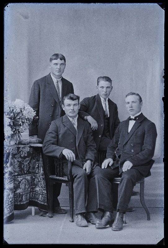 Grupp mehi, (foto tellija Bõkov).