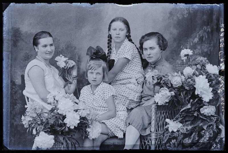 Treufeldt (vasakul) ja Vichmann (Vihmann) tüdrukutega, (Pärnu, Vichmanni Värvivabrik) .