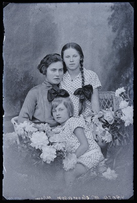 Vichmann (Vihmann) tüdrukutega.  similar photo