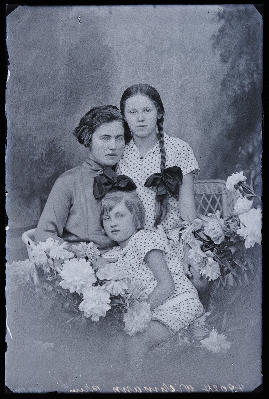 Vichmann (Vihmann) tüdrukutega.