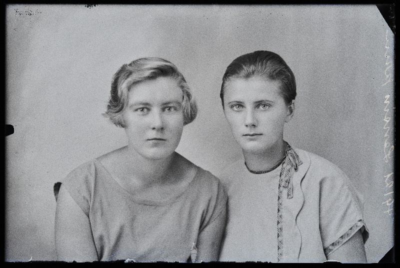 Kaks naist, (foto tellija Lensin).