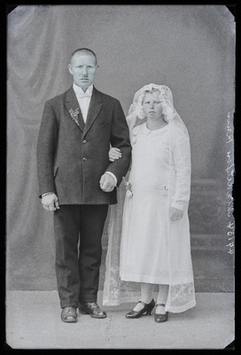 Noorpaar, August Mihkelson abikaasaga.  duplicate photo
