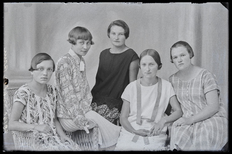 Grupp naisi, (foto tellija Köhler).