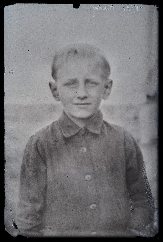 Poisi foto, (17.08.1927 fotokoopia, tellija Kald).