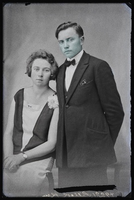 Lillak naisega.  similar photo