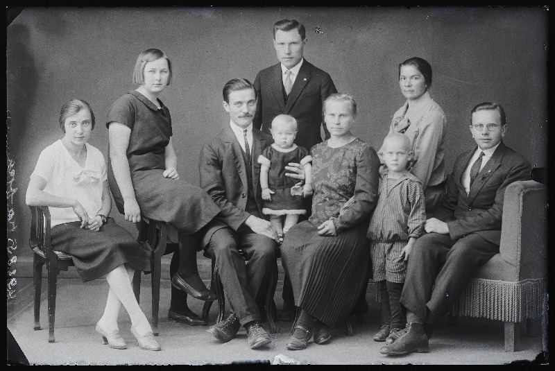 Grupp inimesi lastega, (foto tellija Kafka).