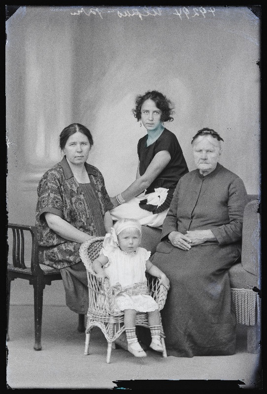 Grupp naisi lapsega, (foto tellija Ulpus Olustvere vallast, Navestist).