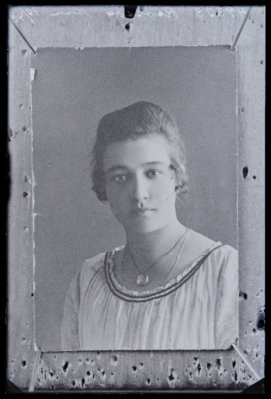 Naise foto, (06.09.1927 fotokoopia, tellija Roosson).