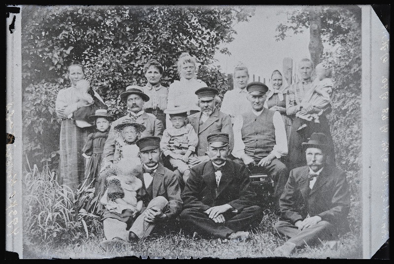 Grupp inimesi aias, (14.09.1927 fotokoopia, tellija Kurrikoff).