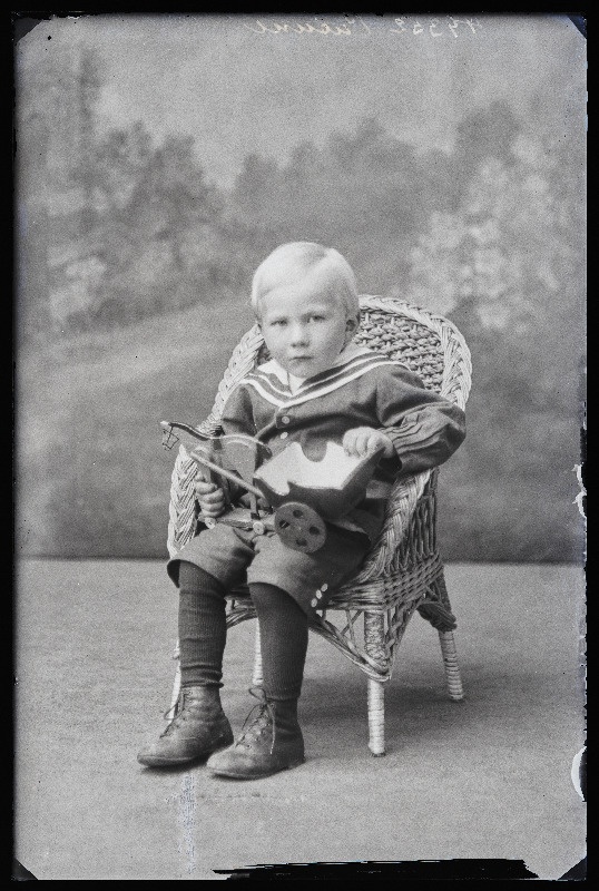 Poiss mängukäruga, (foto tellija Patune).