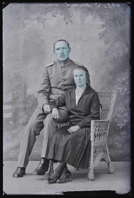 Politseinik Muni naisega.