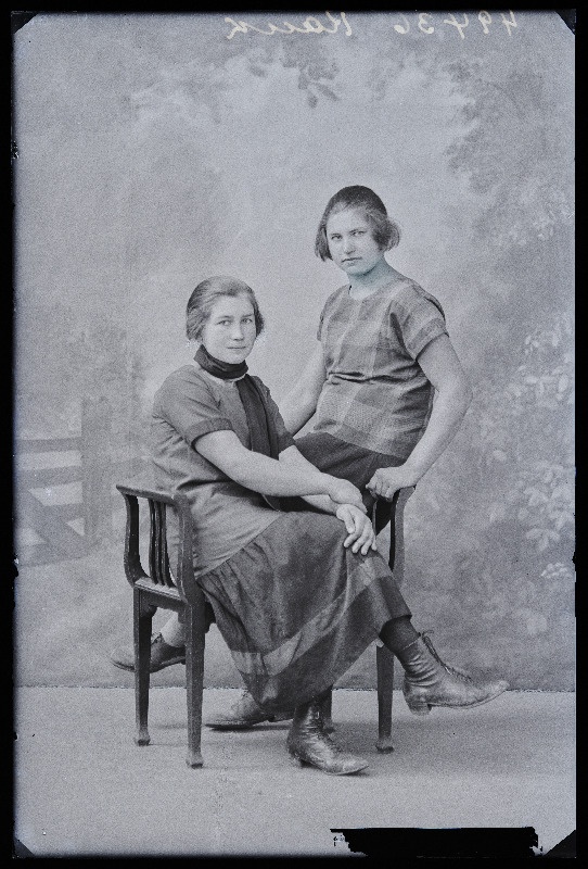 Kaks naist, (foto tellija Rauk).