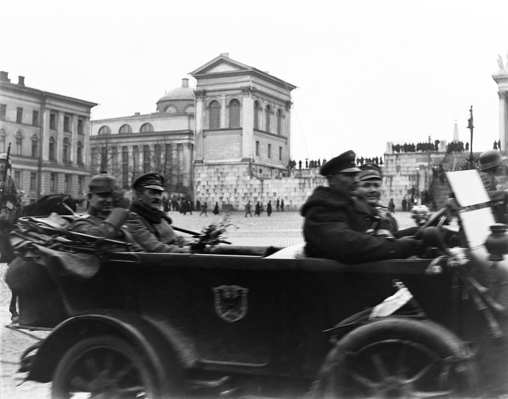 Helsingin valtaus, saksalaisten apujoukkojen paraati Senaatintorilla 14.4.1918. Esikuntaan kuuluvia autossa.