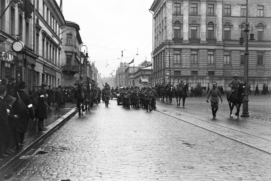Saksalaisten apujoukkojen paraati 14.4.1918, marssirivistö soittokuntineen saapumassa Senaatintorille.