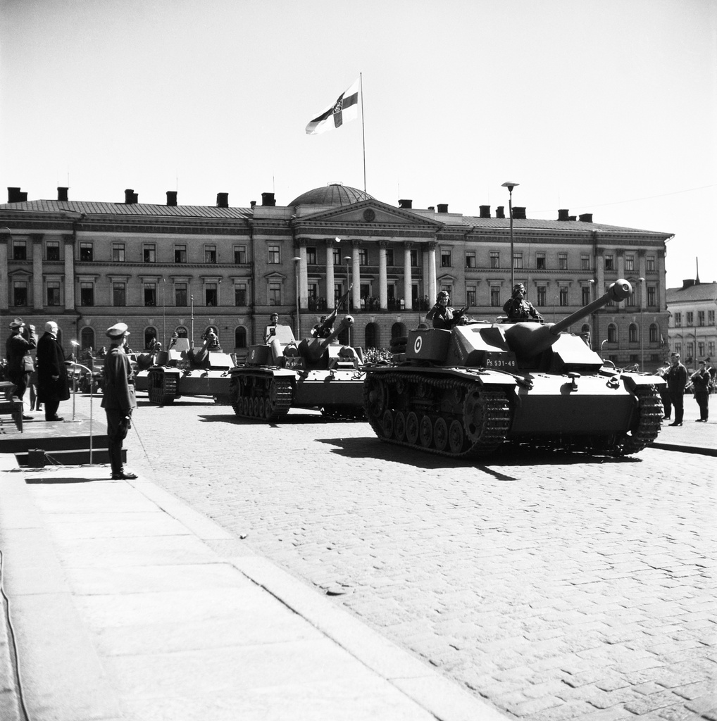 Puolustusvoimain lippujuhlan paraati Senaatintorilla, panssarirykmentin ohimarssi.