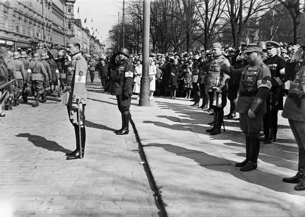 The paradise of the protection community in northern Esplanad; Mannerheim and Malmberg.