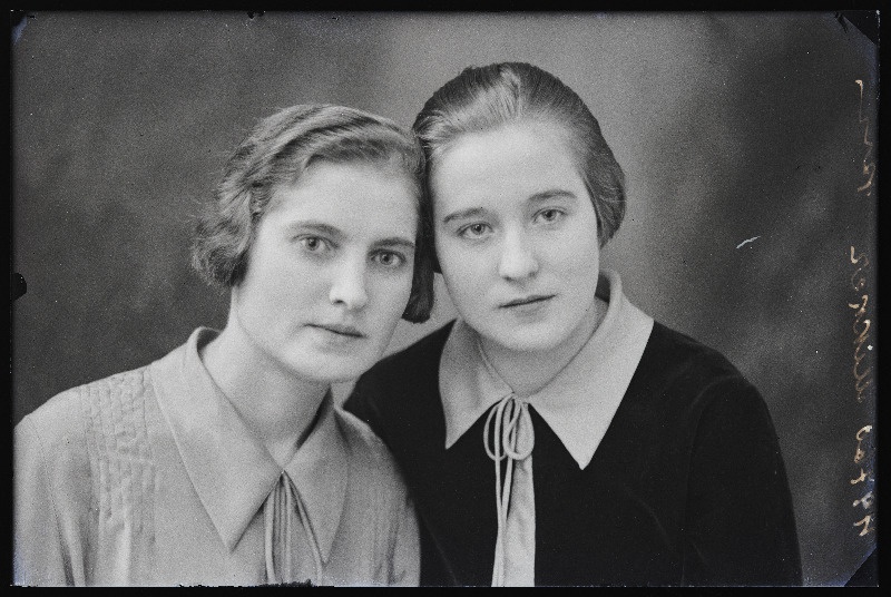Kaks naist, (foto tellija Mikker).